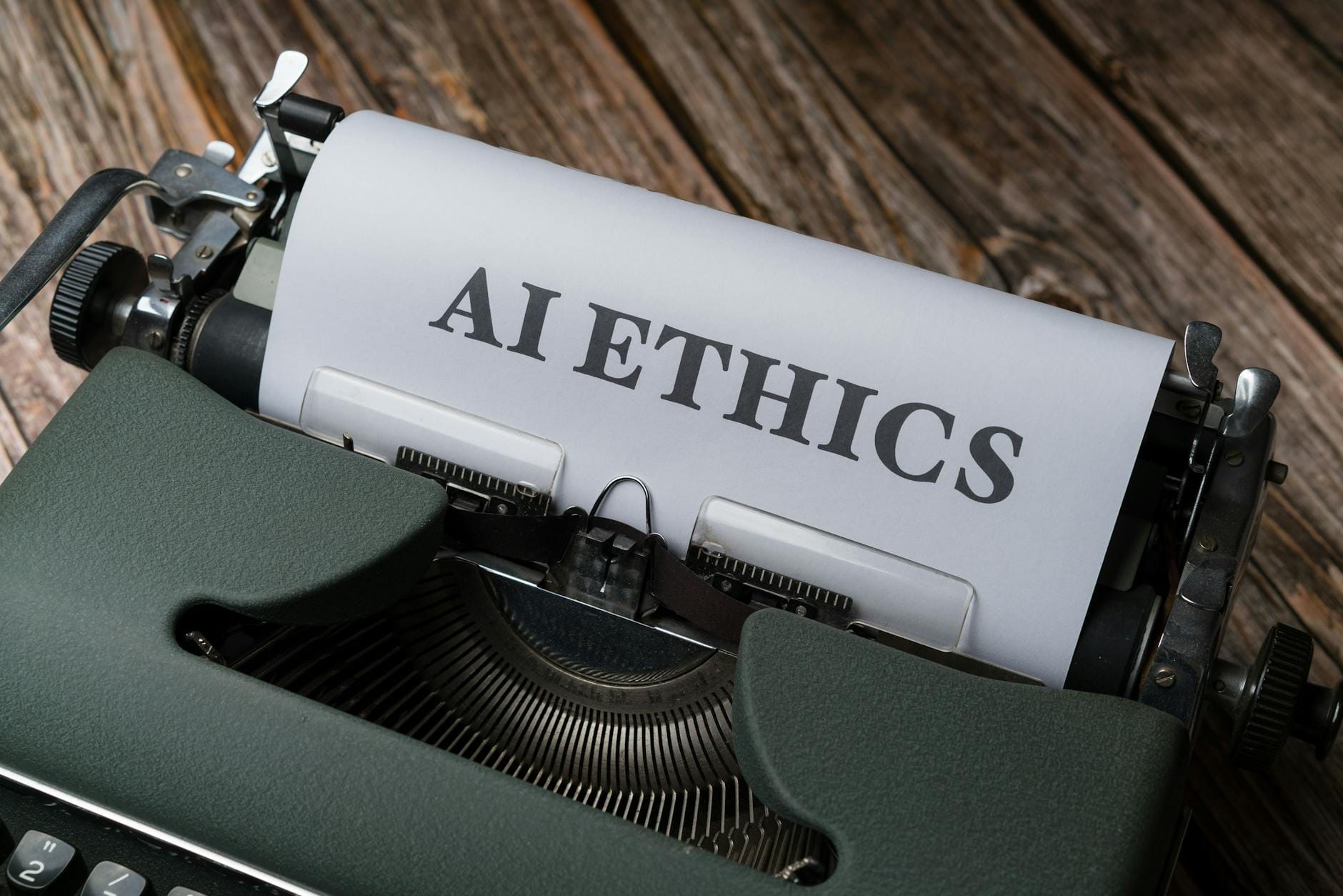 Retro maszyna do pisania z kartką z napisem AI Ethics