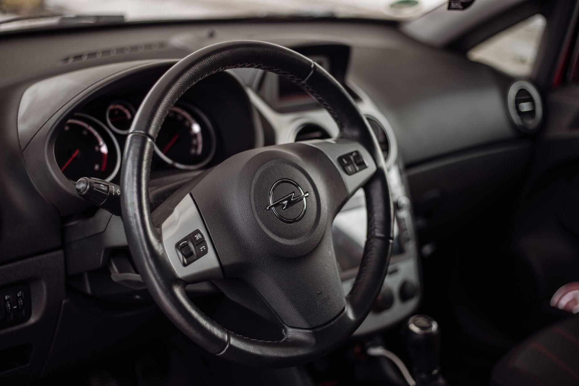 Dlaczego po naprawie maglownicy auto ściąga na jedną stronę i jak to skutecznie wyeliminować
