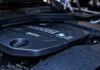 Silnik BMW z widoczną turbosprężarką i nowoczesnymi podzespołami