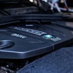 Jak wymienić płyn wspomagania metodą wypierania bez zapowietrzenia pompy? Silnik BMW z widoczną turbosprężarką i nowoczesnymi podzespołami