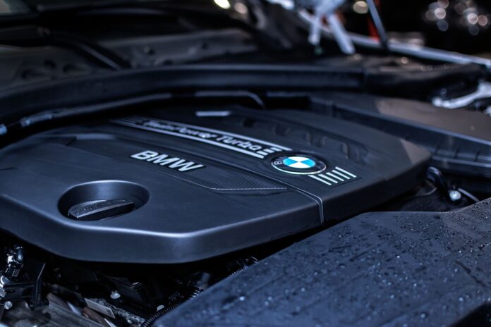 Silnik BMW z widoczną turbosprężarką i nowoczesnymi podzespołami